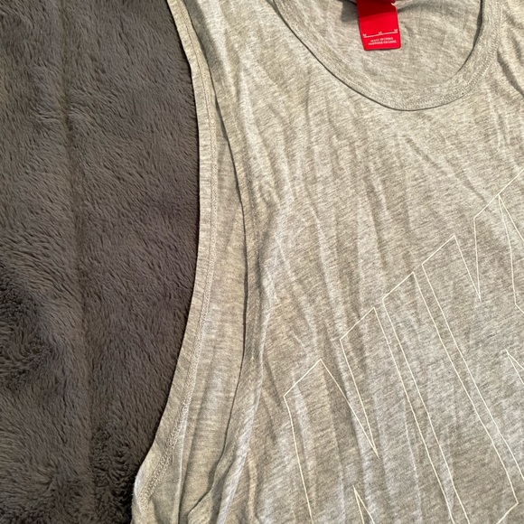 Nike Low Sleeves workout Tank - Picture 2 of 3